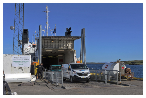 Дом-на-колесах появляется из недр парома.