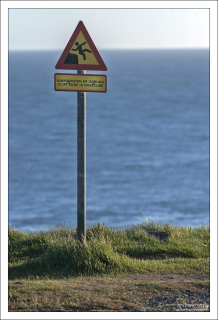 Предупреждающий знак на краю скалы.