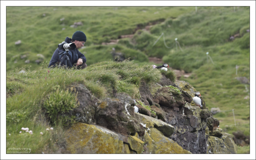 К краю утеса лучше подбираться на корточках или ползком.