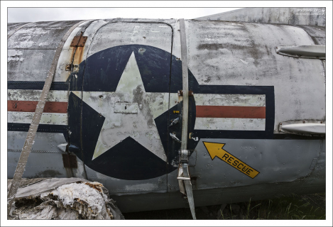 Военный самолет в музее на открытом воздухе.