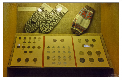 Варежки с классическим рисунком и старые монеты.