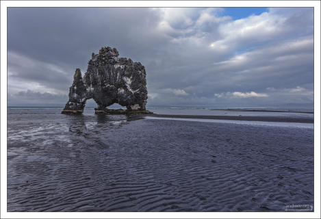 Скала, высотой 15 метров, напоминает пьющего воду слона или дракона.