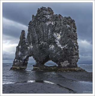 Основание скалы Хвитсеркюр было укреплено бетоном для предотвращения негативного влияния со стороны моря.