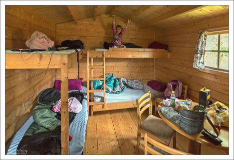 Внутри одного из шести домиков кемпинга Daeli.