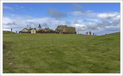 Глаумбер - комплекс из дерновых домов и церкви, выполненный в северо-исландском стиле.