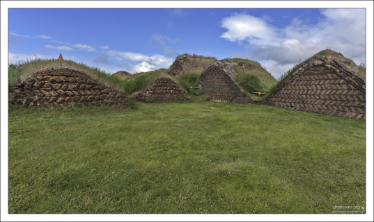 Такие землянки или полуземлянки (turf houses) строили в Исландии, начиная с 9-го века.