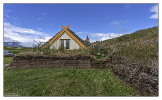 Основной недостаток дерновых домов - высокая влажность.