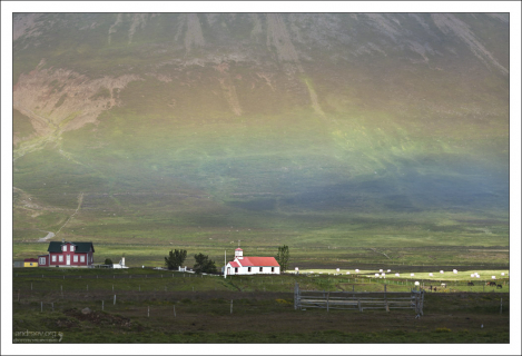 Один из потухших вулканов на полуострове Трёдласкаги и радуга.