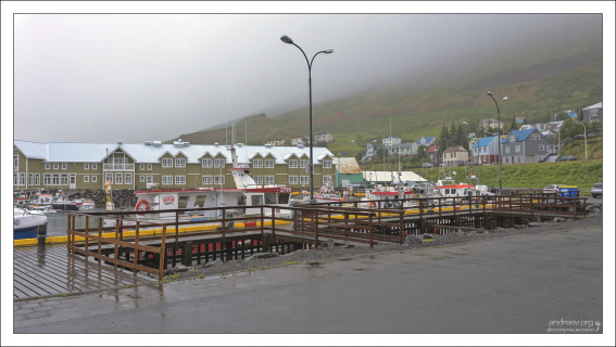 Рыбацкий городок Сиглюфьордюр (исл. Siglufjörður).