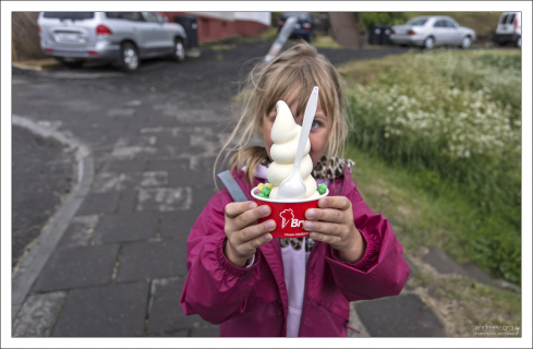 Возле магазина мороженого Brynja в городе Акюрейри.