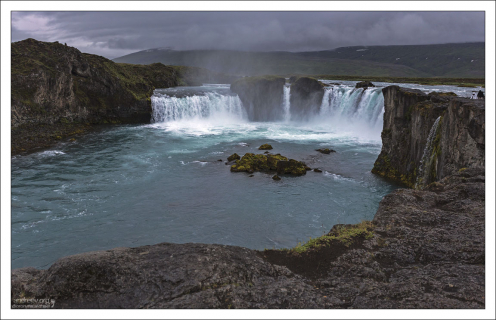 Годафосс (исл. Goðafoss, «водопад Бога»).