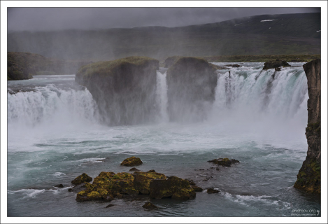 Название Goðafoss означает либо водопад Бога, либо водопад «годи», то есть «священника или вождя».