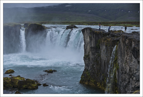 Несмотря на всего 12 м высоты, Годафосс – один из самых посещаемых туристами водопадов Исландии. Ширина – около 30 метров.