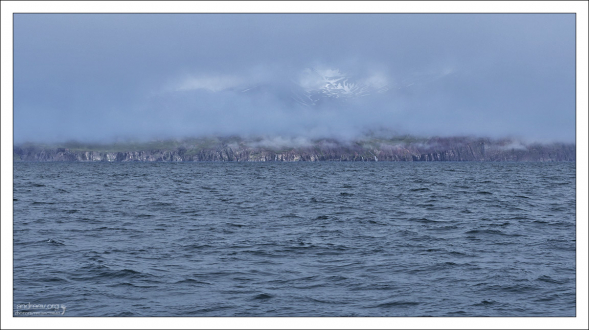 Облака расступились, открыв часть горы на противоположном берегу.