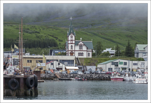 Лютеранская церковь Хусавика на берегу бухты.