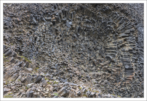 Поверхность её весьма необычна и состоит из странных узоров – завихрений, спиралей, розеток и даже псевдо-пчелиных сот.