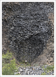 Необычное скальное формирование Hljóðaklettar (Хьольдаклеттар), или Скала-эхо.