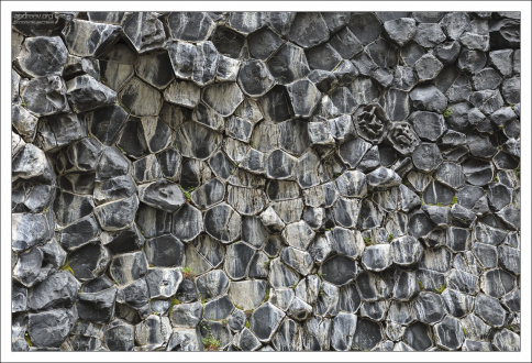 Базальт – широко распространённая вулканическая порода, которая образуется в результате быстрого охлаждения лавы.