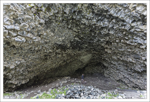 Пещера Kirkjan характеризуется мощным эхом.