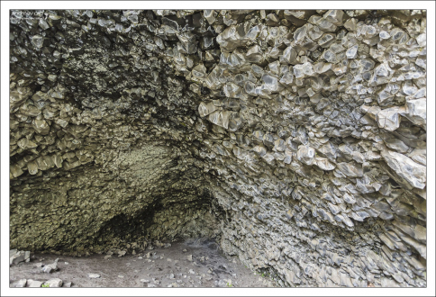 Базальтовые столбцы внутри пещеры Kirkjan.