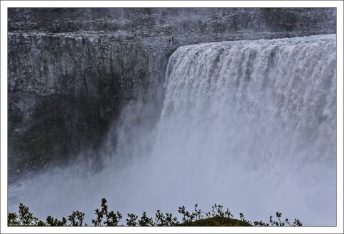 Ширина Деттифосса - 100 метров, высота - 44 метра.