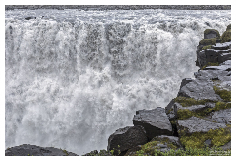 Западный берег водопада самый мокрый. Фотографировать тяжело, камеру постоянно приходится прятать под куртку.