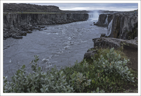 Dettifoss настолько мощный, что водяное облако, которое он образует, можно увидеть на расстоянии нескольких километров.