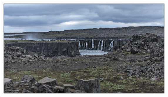 Водопад Сельфосс, расположенный в нескольких сотнях метров выше по течению от Деттифосса.