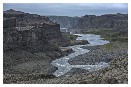 Путь речки Йёк крутой, порожистый. Водопад Деттифосс далеко не единственное её создание. Кроме него есть еще Сельфосс, Хафрагильсфосс, и еще парочка менее значимых –фоссов.