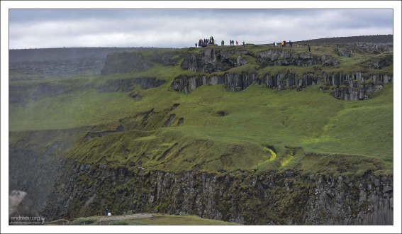 Вид на противоположную сторону каньона, где расположен Деттифосс.