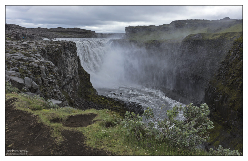 Деттифосс с восточной, менее популярной стороны.
