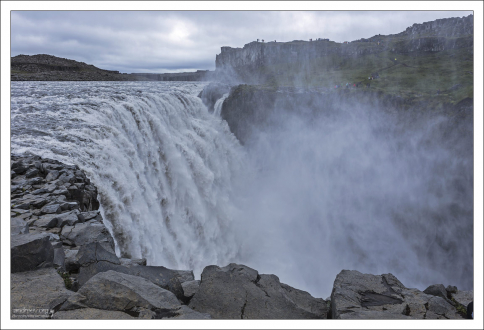 Всю кисею брызг относит на противоположную сторону.