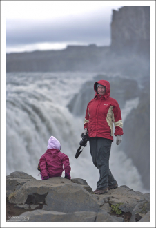 Катя и Саша на берегу каньона, где расположен Деттифосс.