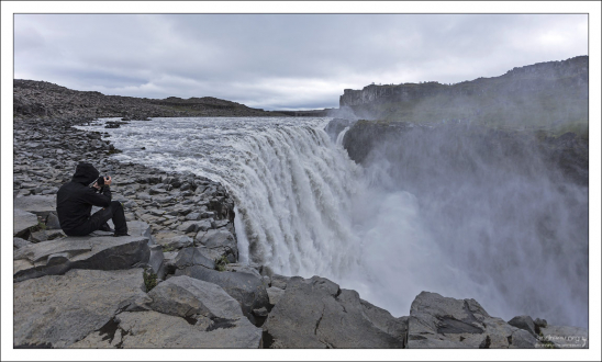 Край водопада ничем не огорожен.