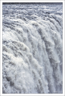 Ил придает воде серый, иногда молочно-шоколадный цвет, и фактически подчеркивает мощь водопада из-за игры светотени.