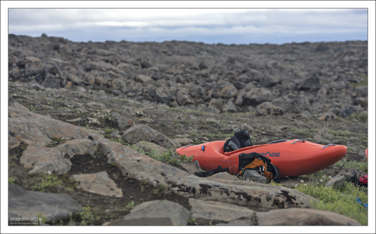 Отважные каякеры иногда сплавляются по реке Йёк.