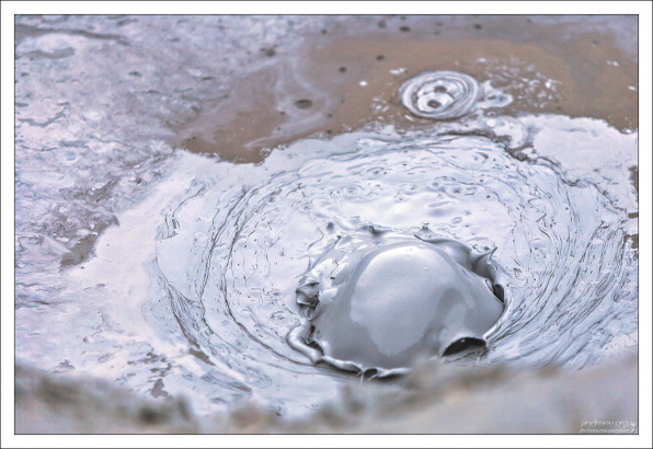 Характерной особенностью грязевых котлов является сильная кислотность и небольшое количество воды.