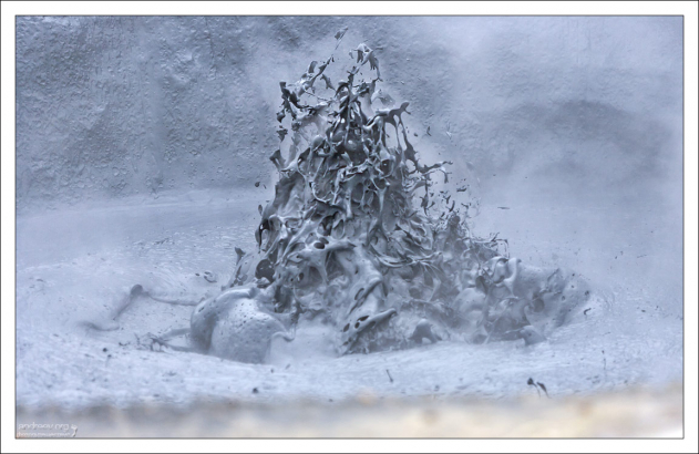 Маленький грязевой гейзер.