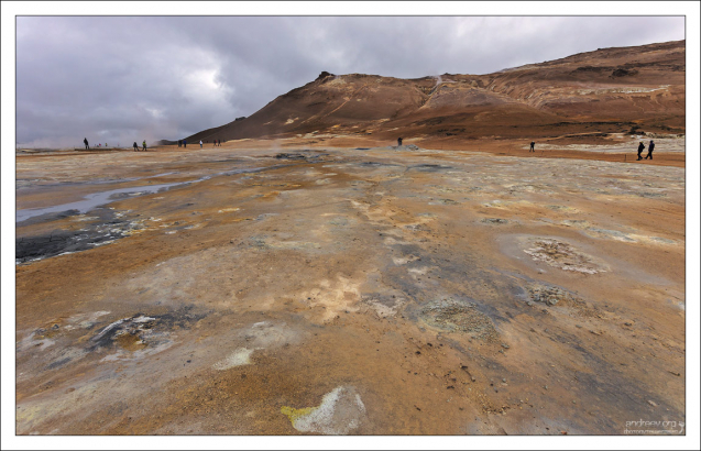 Геотермальная зона Хверир расположена у подножия горы Namafjall.