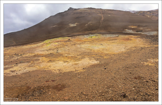 Большой выход серы на поверхность. Раньше местную серу использовали для производства пороха.