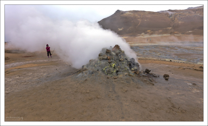 Крупная сольфатара - источник испарения сернистого газа и паров воды с примесью углекислого газа и сероводорода.