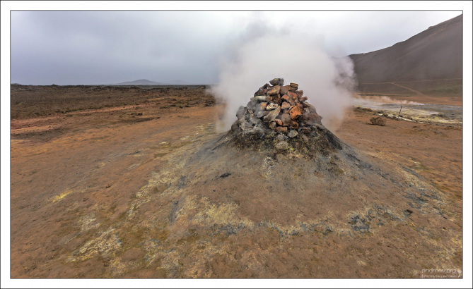 Выход газа через сольфатары и фумаролы является поствулканическим явлением.
