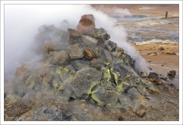 Температура сольфатар достигает 100 — 300°С.