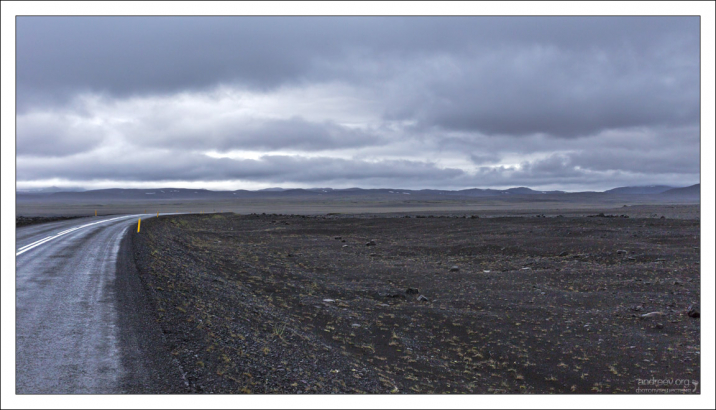 Дорога через вулканическую кальдеру Krafla.