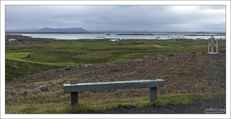 Длина озера Миватн — около 10 км, ширина — около 8 км.