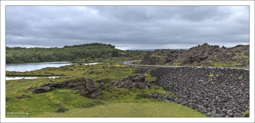 Дорога, огибающая озеро Myvatn.