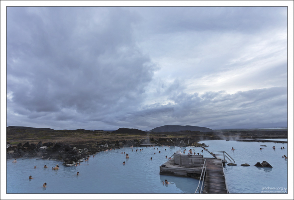 Вода в купальне Миватн сильно щелочная, и хорошо подходит для купания.