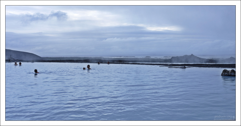 Два озера Myvatn в кадре - сделанное людьми, и природное.