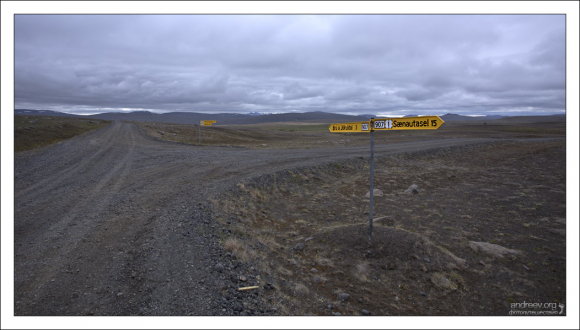 Развилка на грунтовой дороге.