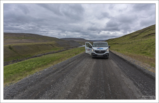 Овцы сумели остановить машину.